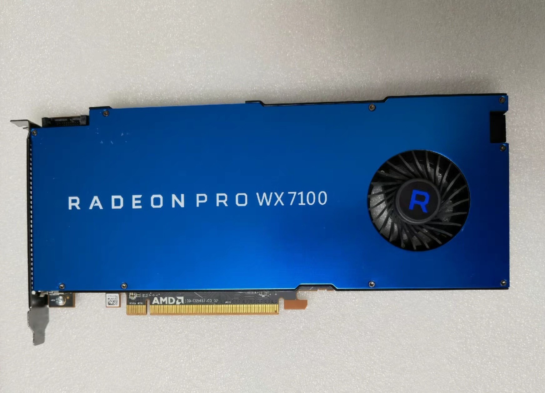 vga amd radeon pro wx 7100 8gb gddr5 01